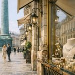 découvrez pourquoi la place vendôme est devenue l’épicentre mondial de la joaillerie, un lieu emblématique où le luxe, l’histoire et l’artisanat d’exception se rencontrent.