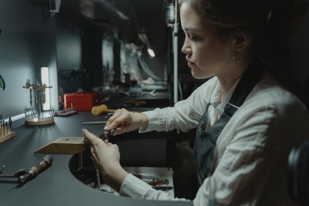 découvrez les étapes essentielles pour devenir joaillier ou joaillière en france, les formations recommandées et les compétences nécessaires pour réussir dans ce métier artisanal passionnant.