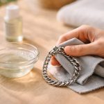 découvrez nos astuces simples et efficaces pour nettoyer vos bijoux en acier et leur redonner tout leur éclat durablement.