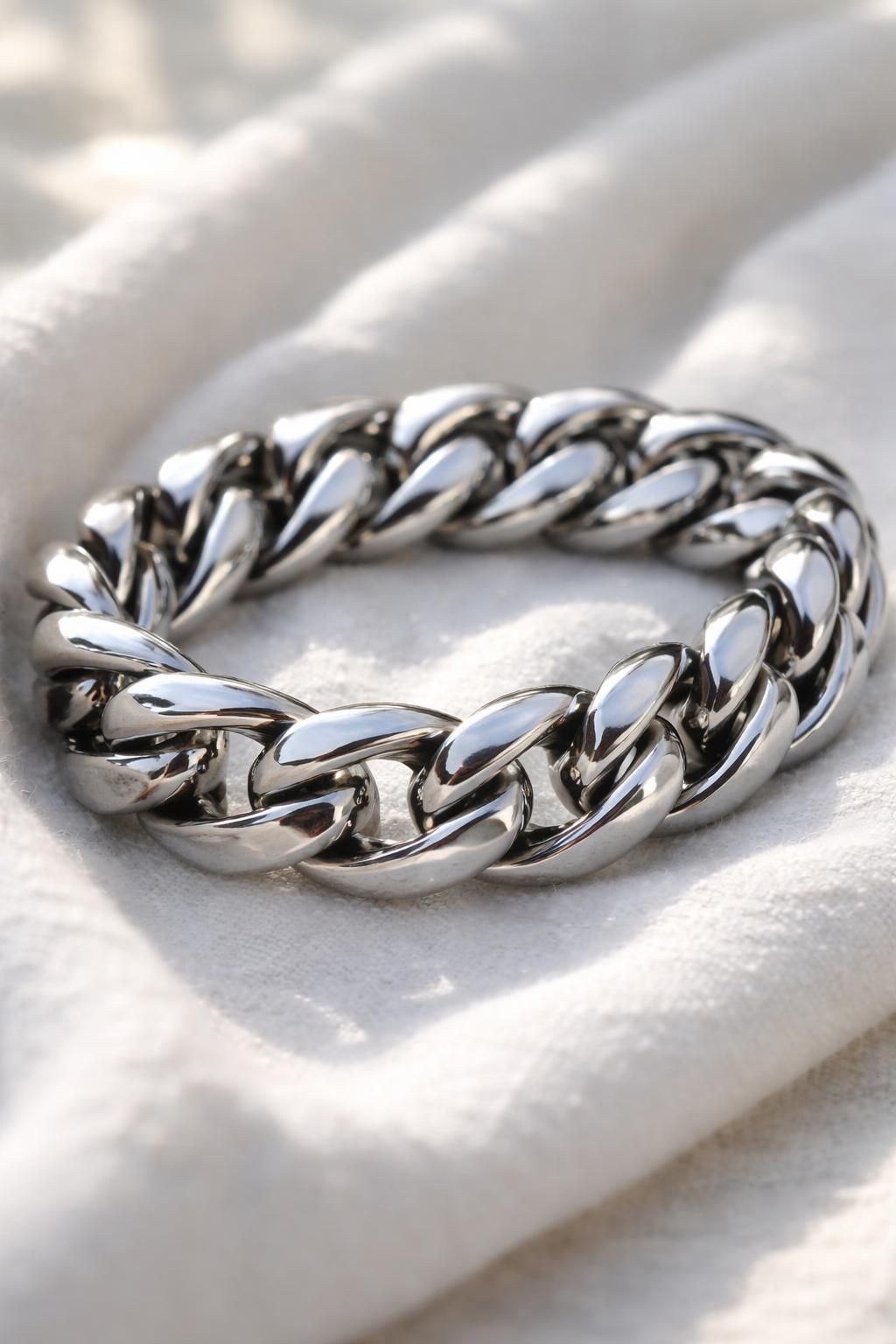 découvrez nos astuces efficaces pour nettoyer un bijou en acier et lui redonner tout son éclat tout en le protégeant pour qu'il reste brillant plus longtemps.