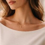 découvrez comment choisir le collier idéal pour sublimer un col bateau sans surcharger votre tenue, avec des conseils simples et élégants.