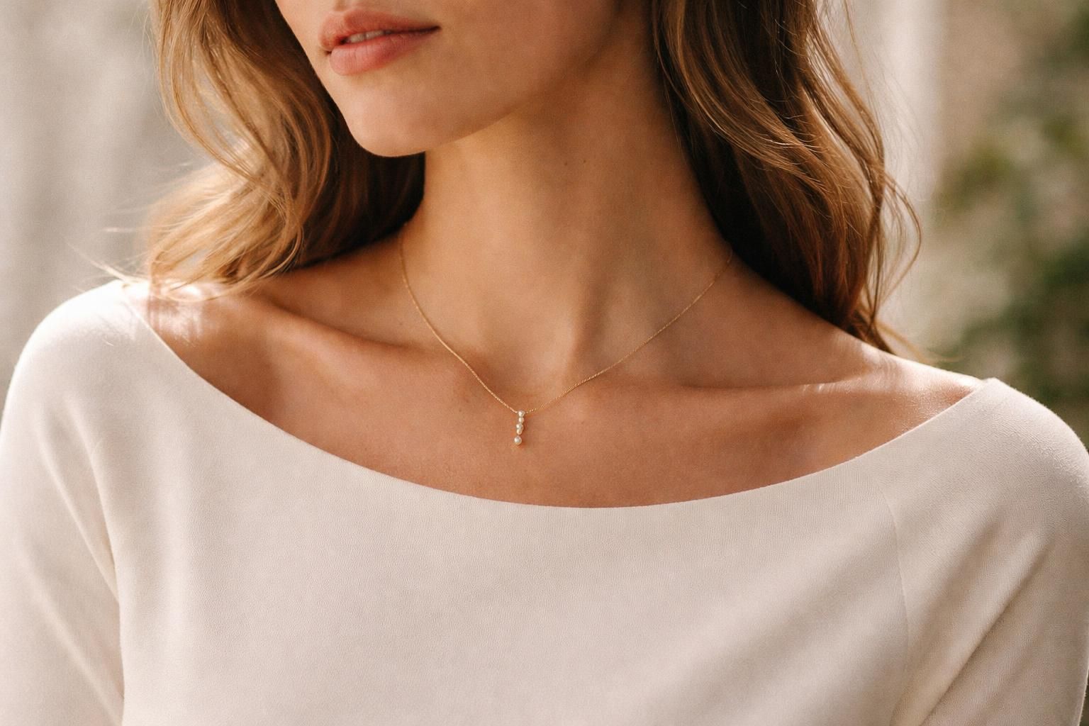 découvrez comment choisir le collier idéal pour sublimer un col bateau sans surcharger votre tenue, avec des conseils simples et élégants.