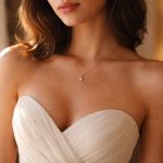 découvrez quel collier choisir pour accompagner une robe bustier et équilibrer parfaitement votre décolleté, alliant élégance et harmonie.