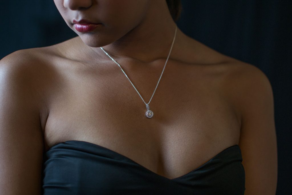collier avec pendentif à porter avec robe bustier
