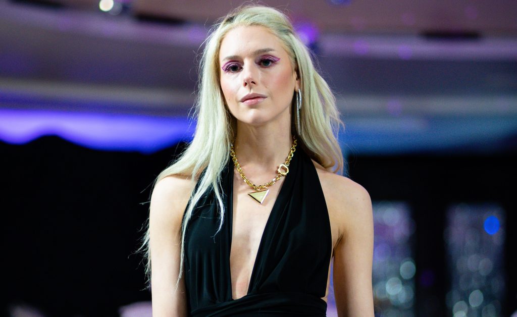 Collier ras-le-cou avec robe bustier