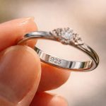 découvrez la signification du poinçon 925 sur un bijou, symbole de l'argent sterling et de sa qualité.
