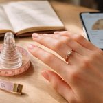 découvrez nos conseils pratiques pour choisir la taille parfaite d'une bague de fiançailles sans connaître la mesure exacte, afin de faire le bon choix en toute confiance.