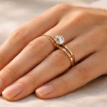 découvrez dans quel ordre porter votre alliance et votre bague de fiançailles pour un style élégant et respectueux des traditions.