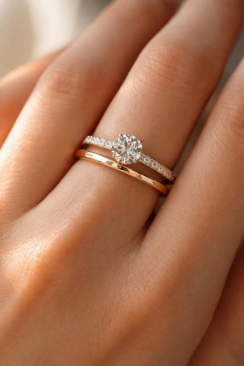 découvrez dans quel ordre porter votre alliance et votre bague de fiançailles pour un style élégant et harmonieux au quotidien.
