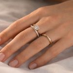 découvrez où porter votre bague de fiançailles après le mariage et les traditions associées pour sublimer votre engagement au quotidien.