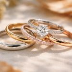 découvrez comment choisir l'alliance parfaite qui s'emboîte harmonieusement avec votre bague de fiançailles pour un duo élégant et unique.