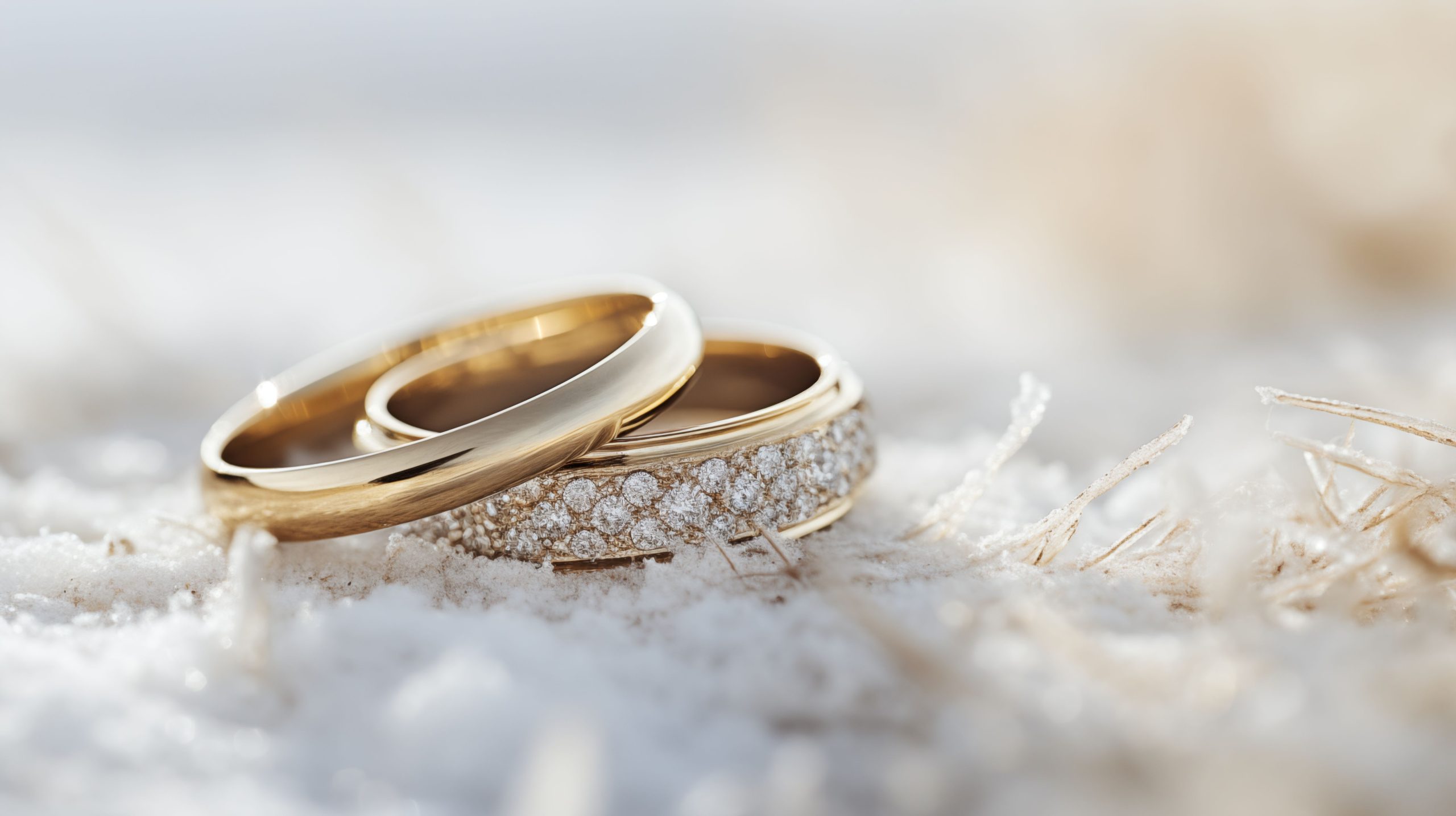 découvrez qui est généralement responsable de l'achat des alliances dans une relation, les traditions et conseils pour choisir les bagues parfaites.