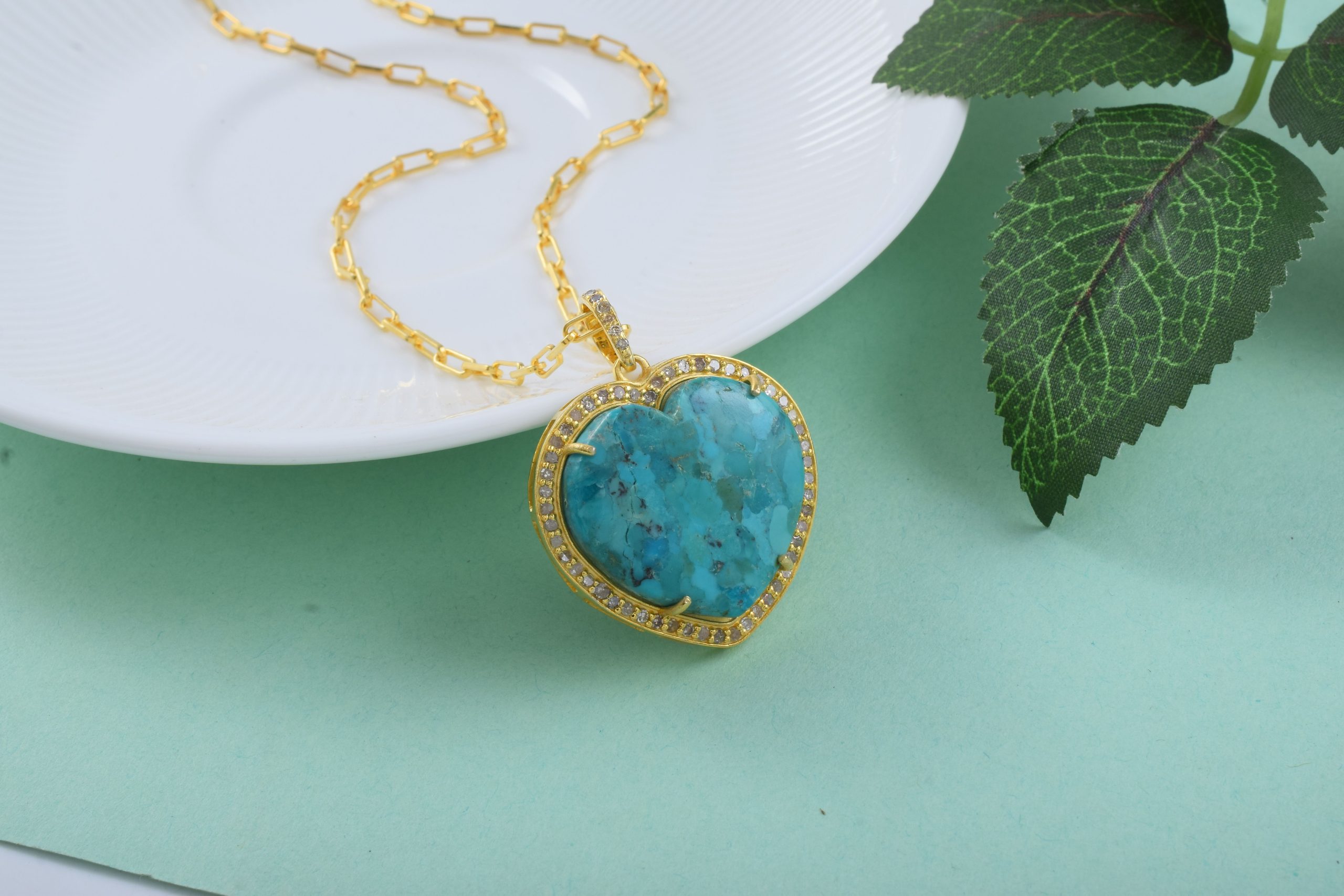 découvrez comment identifier une turquoise de qualité en joaillerie et apprenez à éviter les pierres traitées grâce à nos conseils d'experts.