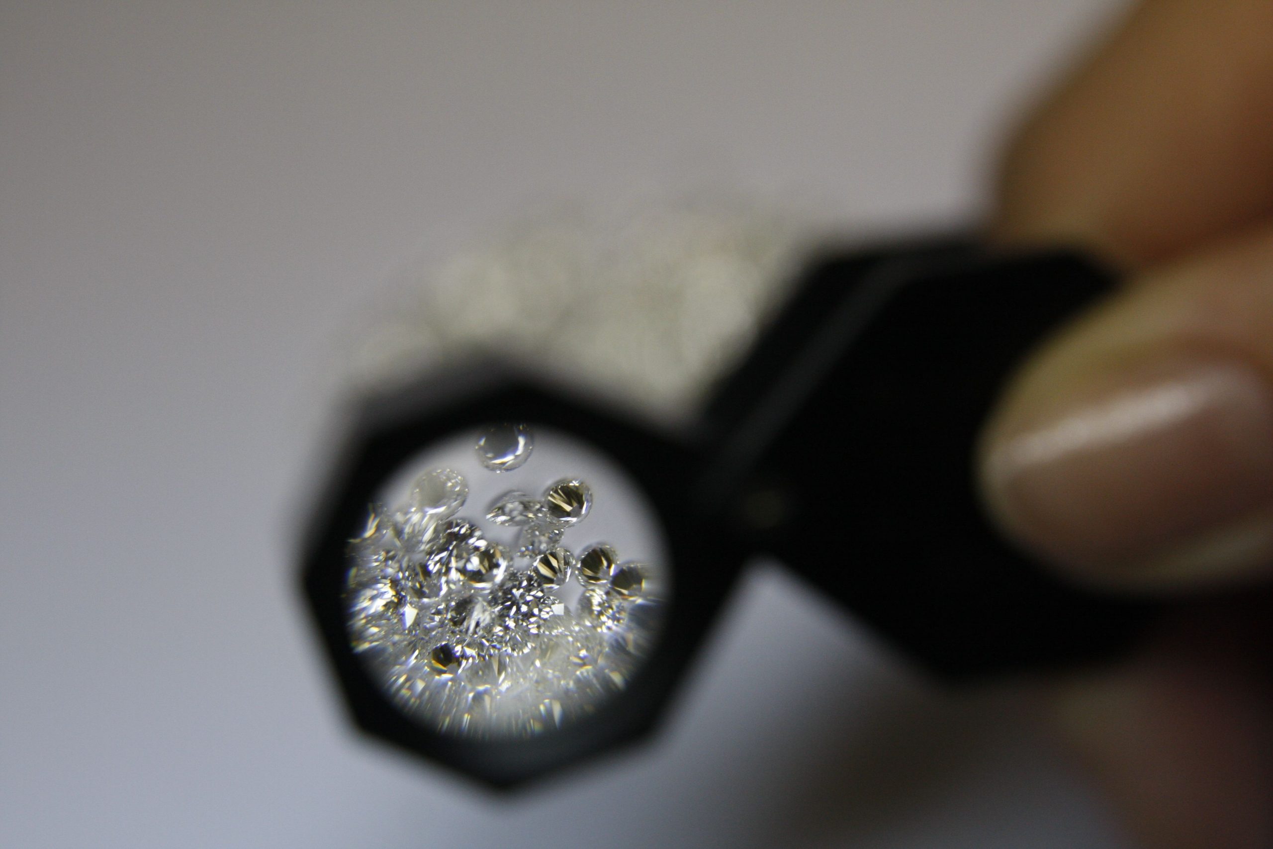 découvrez comment distinguer un diamant naturel d'un diamant de synthèse grâce à nos conseils et méthodes simples pour reconnaître leurs différences.